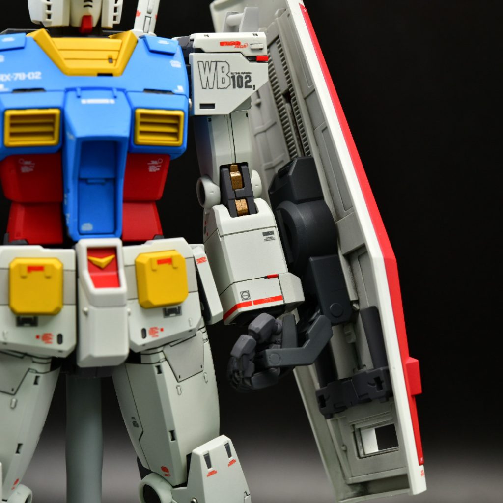 このキットの不満点である腕とシールドの隙間は5mmほど詰めて腕に密着するように改修しています。