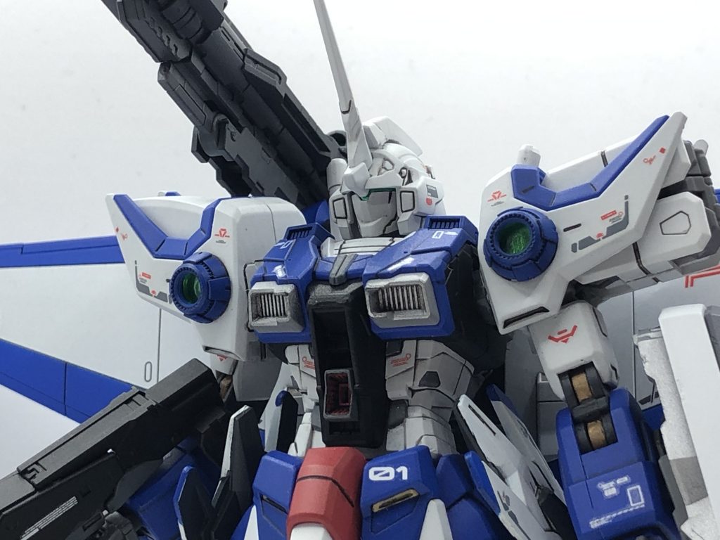 防御スクリーン発生装置肩部に設置された円型の防御兵装。シールドベアラーの解析が進み、簡易的ではあるが防御スクリーンを発生させる事が可能になった。非常に強固なシールドではあるが長時間の使用は機体に多大な負荷を掛けてしまう為、リミッターが設けられている。ここまで閲覧してくださりありがとうございました😊EDF!EDF!!使用したHG頭 ユニコーン胴体、脚部 ガンダム高機動型足 ガンダムMk-II肩、左腕、腰 シェンロンガンダム右腕 ヴィートルーガンダム