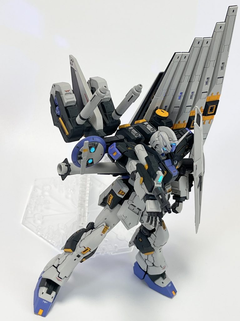 ガトリング別角度から。本体が重武装なのでスプレーガンの出番はないと判断。取り回しのいい制圧兵装に変えました。というのは建前で、今回は自分の性癖重視でいくのでガトリングはどこかに組み込みたかった。センサーの光がガトリングの銃身に照り返してるのがフェチ。