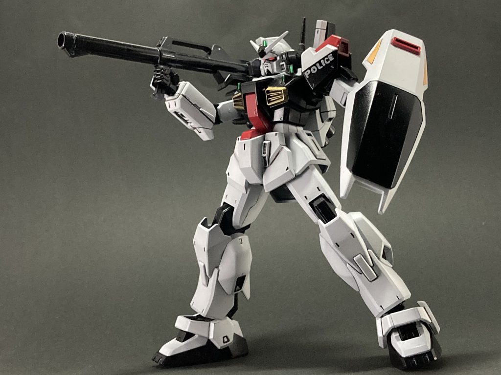 ツインアイとビームサーベルは蛍光塗料で塗装、クレオスGXウイノーブラックを下地にGXクールホワイトで塗装。レッドはクールホワイト下地にタミヤレッドで塗装、武装のみタミヤエナメルホワイトでスミ入れ致しました。