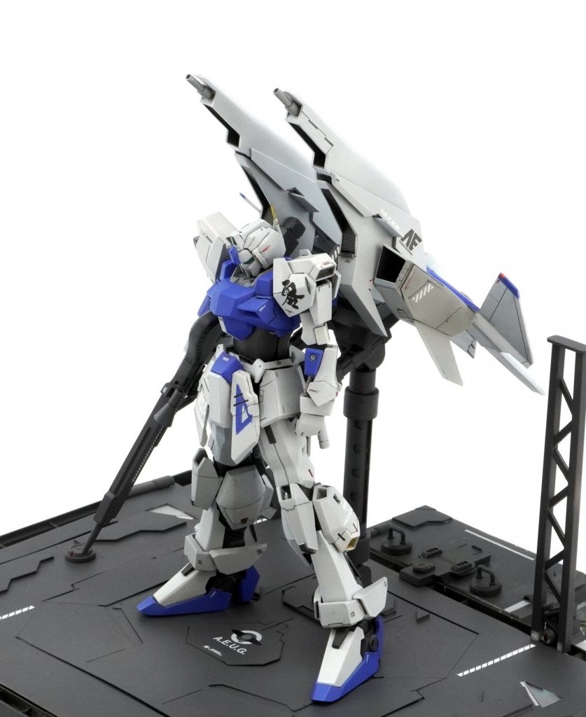 斜め上からディティールはバトオペのものを参考にしつつ、機能性を考え入れています。両翼先端部の航空灯や各部センサーは、ブラックライトに反応して発光します( ˙꒳​˙ )