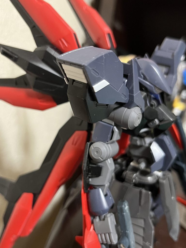 肩などグレイズアインの隙間ができる部分にはプラ板でスラスターを追加または蓋をしてあまり隙間が見えないように改造しています