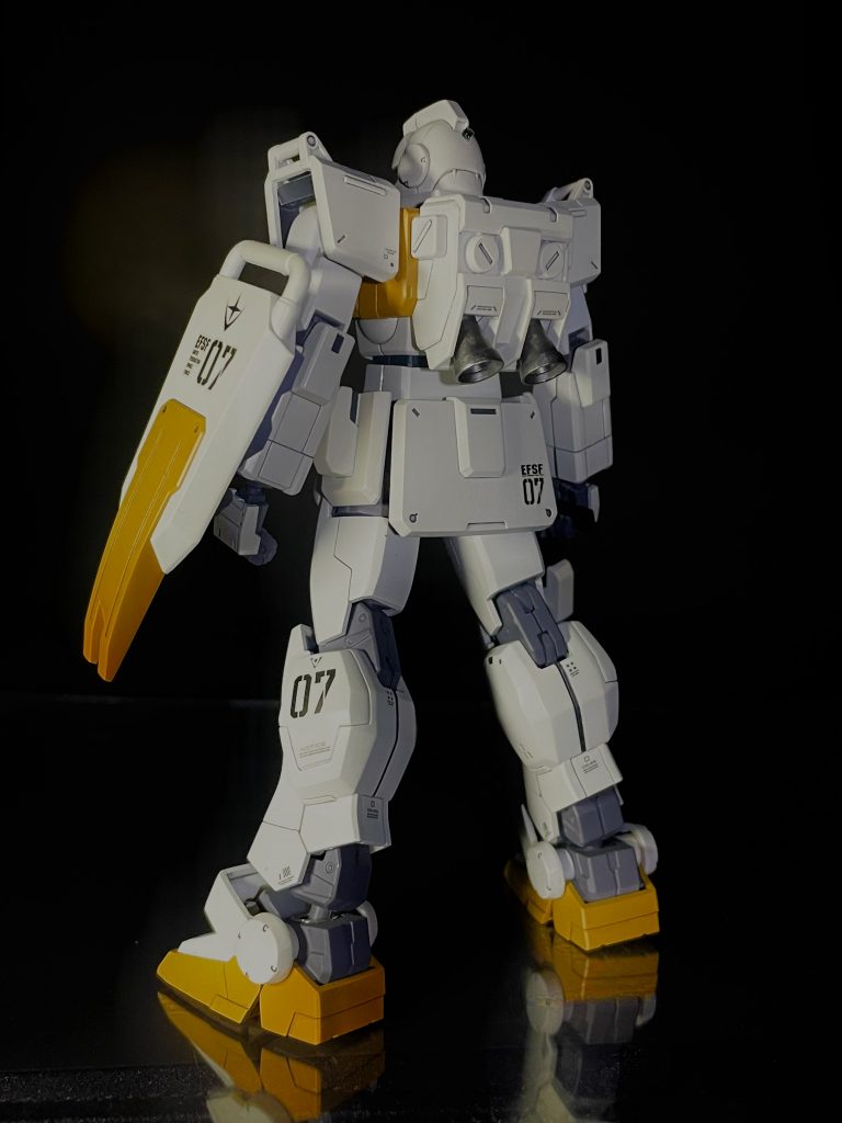 バックショット。第07MS小隊機としてシールド、ふくらはぎ、ケツに07をマーキング。