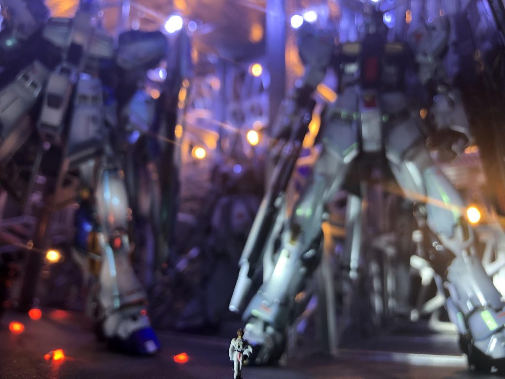 スケール感出してみた写真。手前のはRGνガンダムの、1/144サイズアムロさん。筆塗り、、、爪楊枝塗りを初挑戦しました。