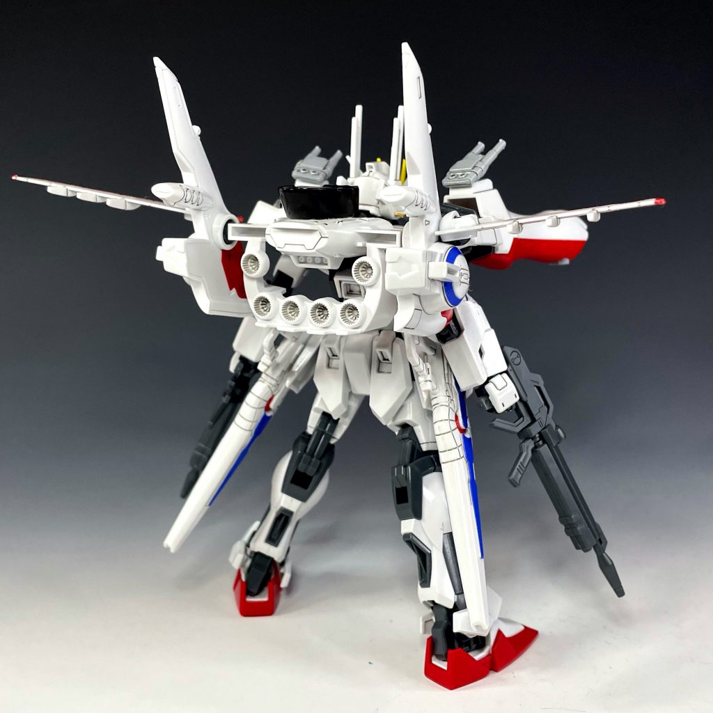 背面。アークエンジェルのメインスラスターをそのままバックパックとして配置。バリアントライフルはフリーダムの腰部レールガンっぽいイメージで腰部に配置。