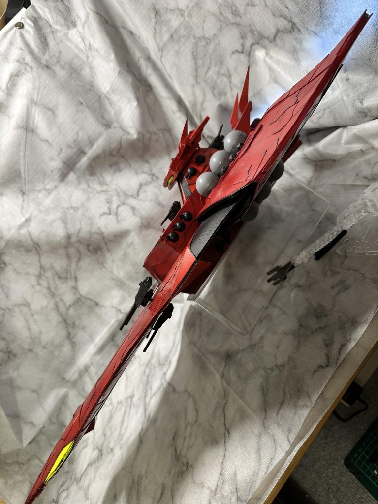 横からの薄い感じが結構それっぽくなったなーと自画自賛。艦載武器のうち、主砲と副砲は旋回などできます。連装メガ粒子砲主砲機体上部前部に2基、後部に1基、下部に2基の計5基装備されている主砲。連装メガ粒子砲副砲舲体上部に1基、下部に1基の計2基装備されている副砲。3連装対空機関砲船体各所に計20基備わっている機銃。今記事書いていて気づきました、対空機関砲って3連だったのね…2連だと思い込んでいました…(T ^ T)