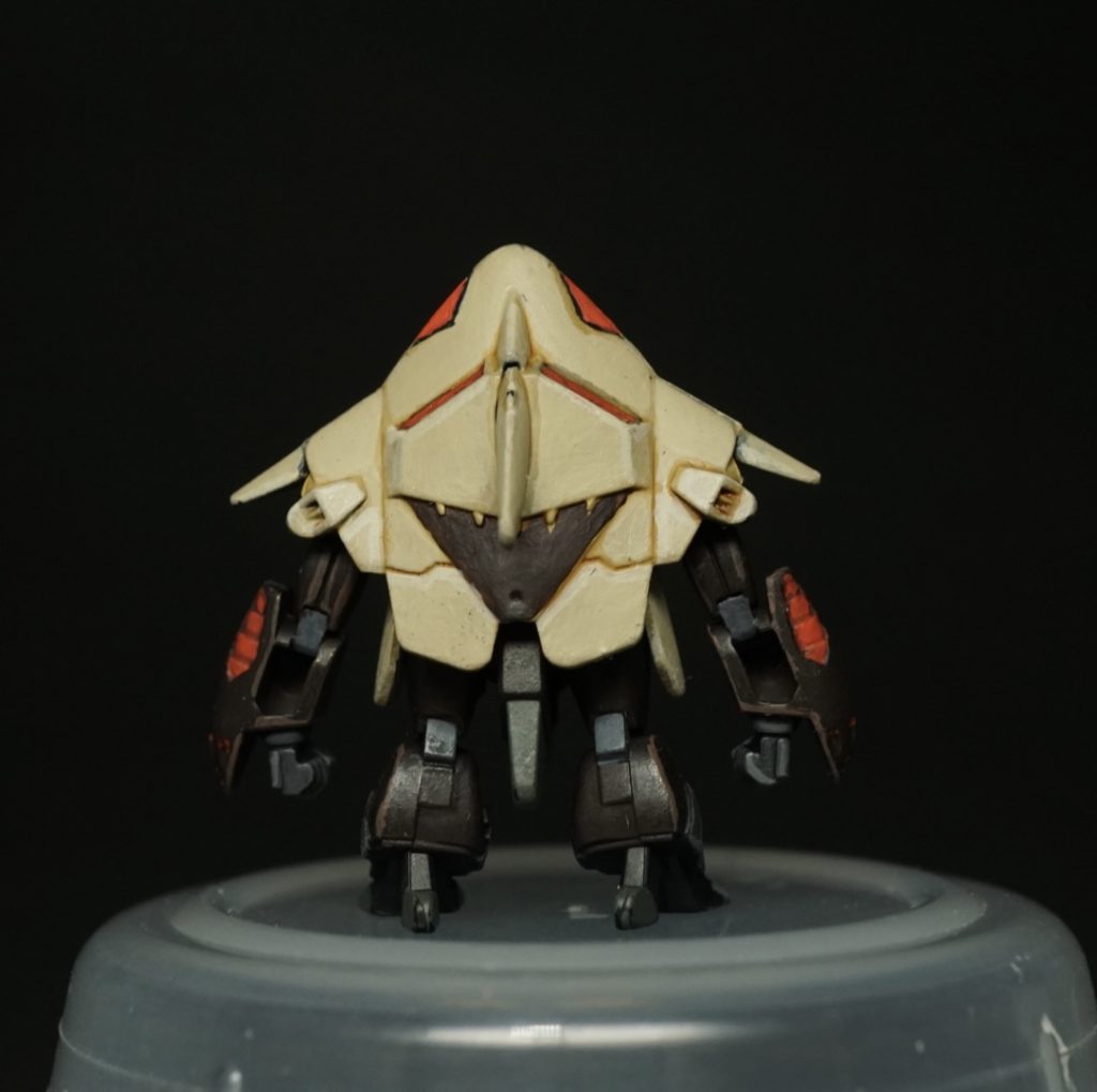 miniガンプラのサイズがウォーハンマーの人間のコマと同じようなサイズだったので、その手法で塗ってみました。塗装メインだったので肉抜き穴埋めや合わせ目消しは行ってません。