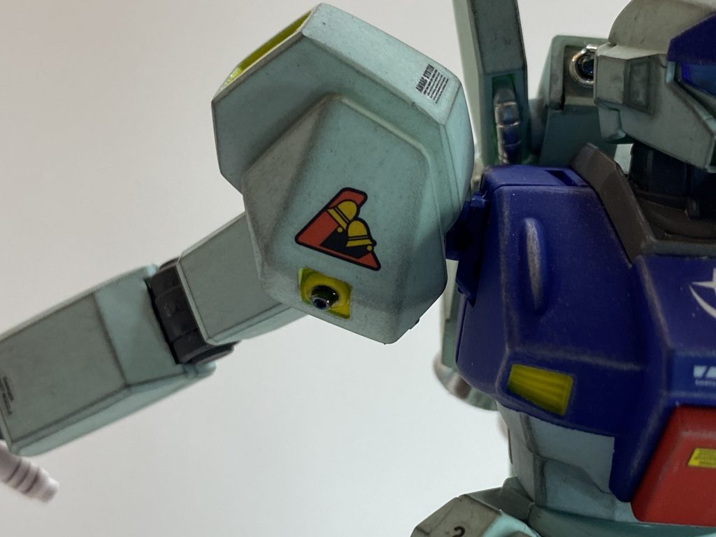 肩前方バーニアにも金属ビーズでノズルを表現