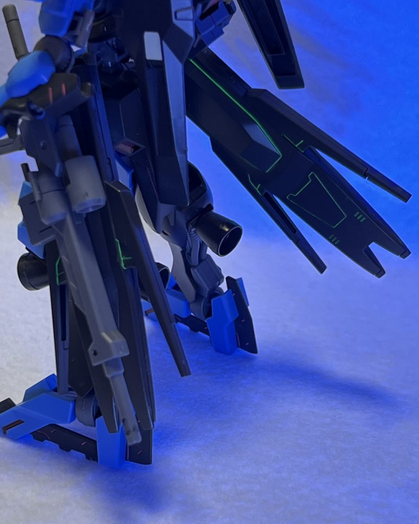 一応、レジン硬化用のLEDで照らすと光るはみ出てるとこのときすごーく汚くなる