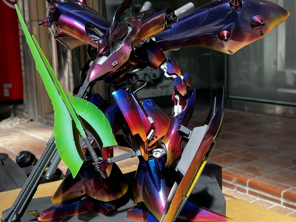 RE100では再現されなかった隠し腕ですが、せっかくなのでプラ板でそれらしくでっちあげ。フロントアーマーがそのままだと隠し腕を展開するのが難しかったので一部を可動式にしてみました。