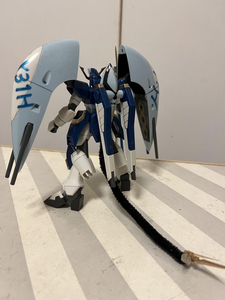 尻尾の先に実体ブレードとビームガン兼サーベルが装備されています。このテールブレードユニットは攻撃のみならず、水中でのMA形態時の方向転換や宙域でのAMBACなどで機動力向上にも役立ったという妄想、、テールなんて言ってますが、生えているのはビックパックからです。