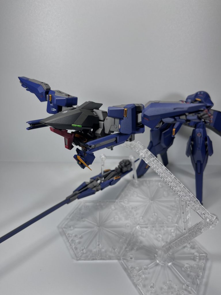 胴体とブースターポッドを接続し、アームを使ってビームキャノンを前方に展開します。