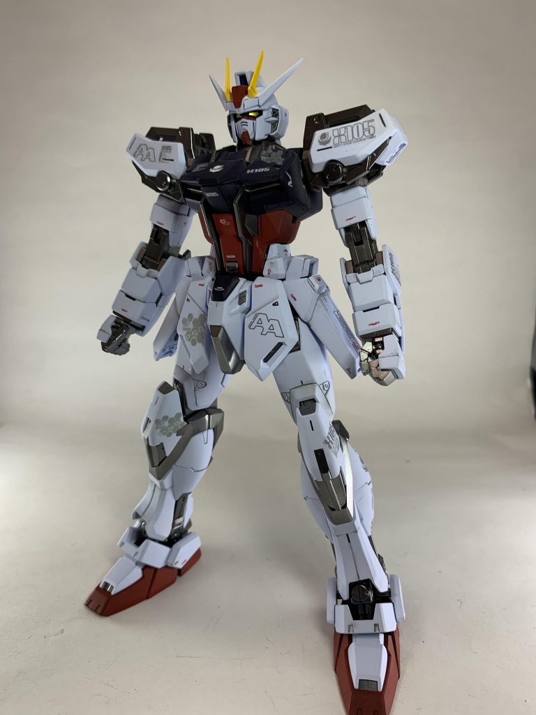 素立ち 全体的に暗めになるようにしたくて塗装してます白装甲はガイアカラーのEXホワイトにコバルトブルーを少し加えて調色しています赤はグレー下地にプレミアムレッド青は黒下地にウルトラマリンブルーフレームはガイアカラーのスターブライトアイアンで塗装しました付属のデカール、マーキングシールを使用しています