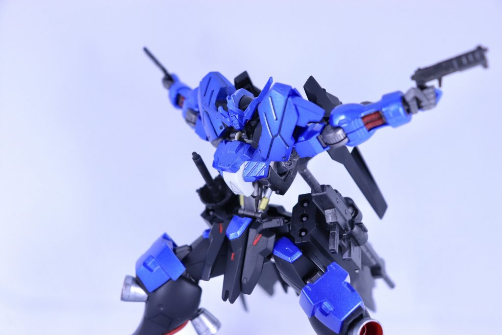 ピストル二丁持ち。よく動いて、ライフルを腰にマウントできるところもポイント高いです