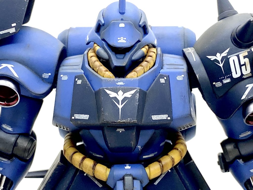 デカールはガンダムデカールのHGの逆襲のシャア ネオ・ジオン用とシナンジュ用をメインに市販のデカールを満遍なく貼って、カトキ風にしました。ただ量産型で使ったのが全部は無いので似た様なのをなるべく同じ位置に貼っています。各部シリンダー部はミラーフィニッシュの金属光沢シートを貼りますが難しくない上に質感が抜群の良いので良いアクセントになります。
