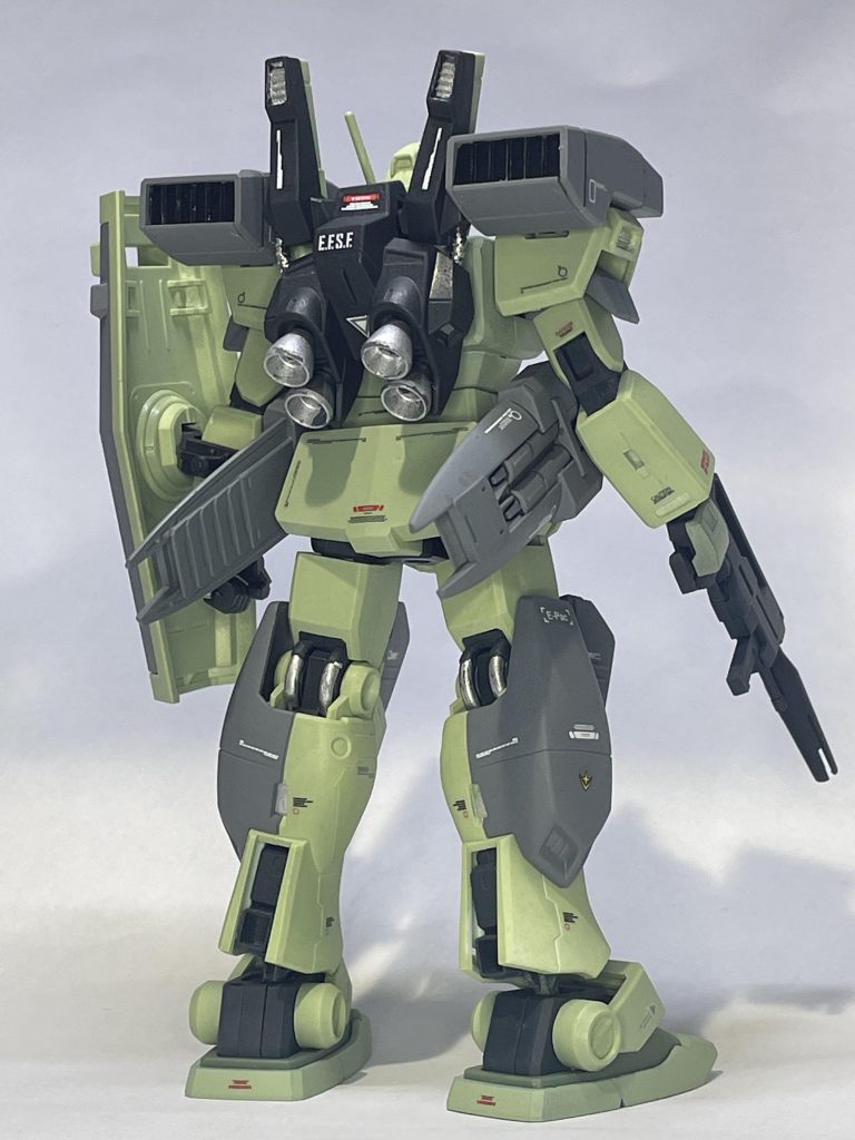 肝心のスタークジェガンを持っていないので見本写真を参考にタンとグリーンを混ぜて見たのですが何かデザートカラーになってしまった感じ。もしくはザクカラーに…