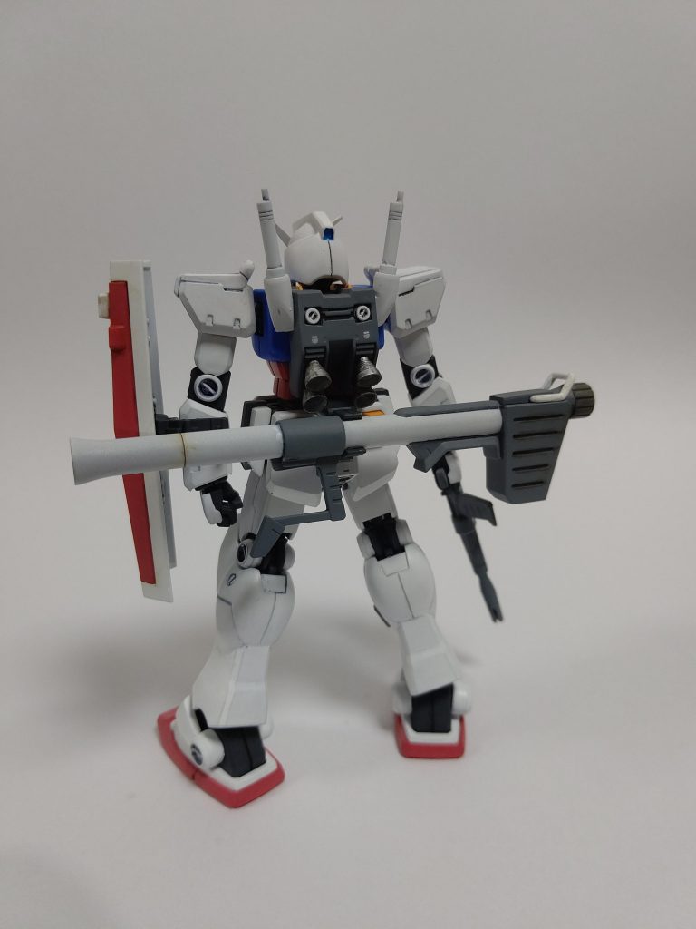 サイドスカートの再現以外の工作は、自分には無理と諦めたので、結果、工作自体はさほど苦労していません。ジム・カスタムは胴が短いのですが、延長工作するならコクピットブロックも延長する必要もあるため、それは諦めて腰ブロックと胴ブロックの間に1.5ミリのスペーサーを咬ませてごまかしました。（これはＧＭでもやりました。）