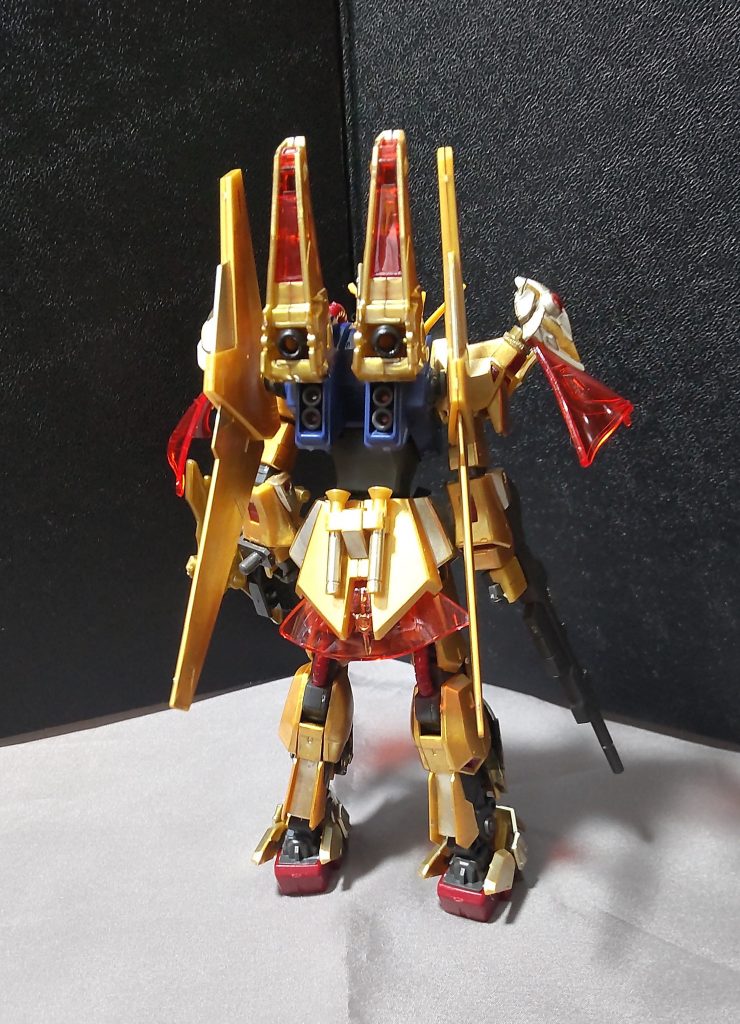 リアビュー・バックパックに周瑜アカツキの肩アーマーを接着。スラスターみたいに運用しています。ちょっとしたハードポイントがありますが、ここは別の使い道があります。・リアアーマーに周瑜アカツキのクリアパーツの衣を接着してみました。※可動域には影響ありません。