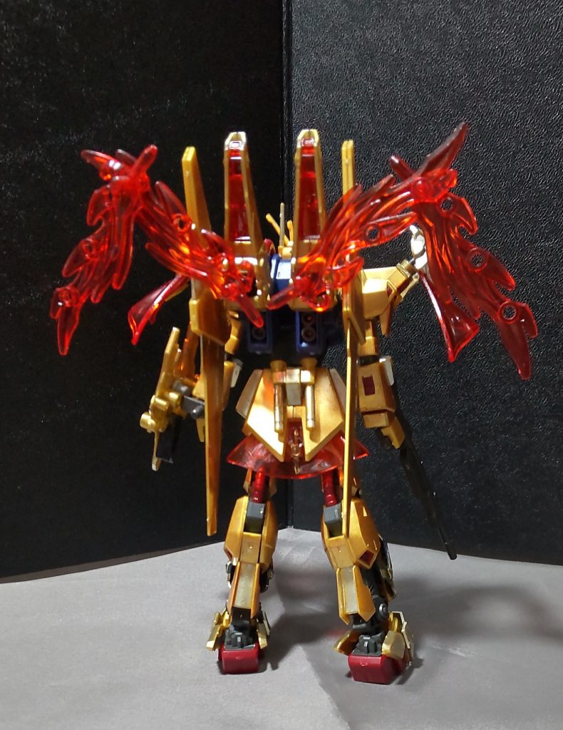 焔のエフェクトパーツはバックパックに接着してある周瑜アカツキの肩アーマーのジョイント部分に装着できます。