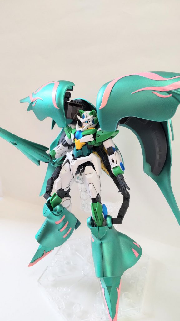 GNフィールド展開今回はお手軽ミキシングです。前作に塗装エネルギーを持っていかれたので、バックパックは全塗装しましたが、本体はほんの少しの部分塗装だけです。(というか、塗り分ける必要無いくらい色分けされてます)今回もマーカーとマーカーエアブラシを使いました。トライの最終回で、留学してルーカスと交流していた場面があったので、だったらキュベレイパピヨンのデータとか現物も見ているんじゃない?なんならパーツ複製して機体強化しそう…という妄想がネタです。あと、ガンダムUC見てて、クシャトリヤカッコええなぁ〜、4枚羽でなんかしたいなぁ〜と思ったのもきっかけです。最後までご覧いただきありがとうございました!