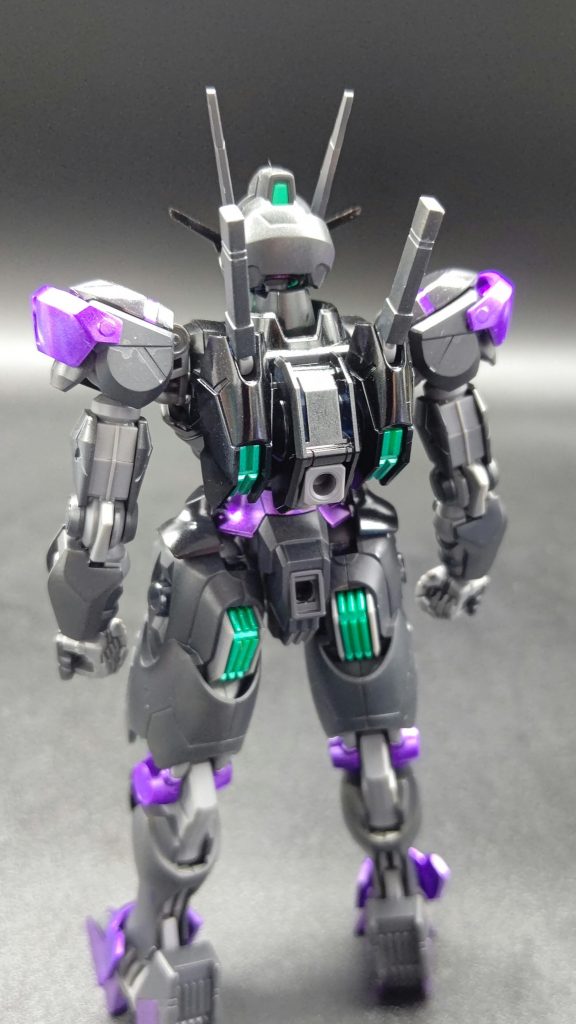 背部バックパックと本体のつやの違いがわかりやすくて面白いですね。墨入れは黒部分を申し訳程度にライトグレイを使用、あまり目立たないかも