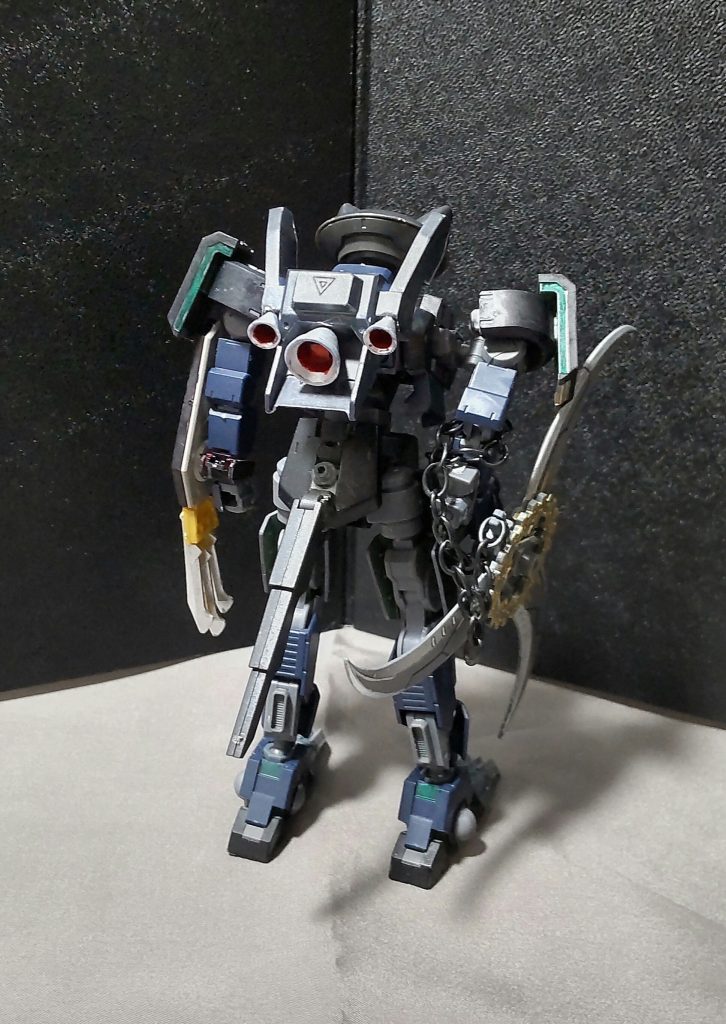 リアビューバックパックとして、ハイパージャマーを装備させてます。これによって、レーダーに映らず奇襲を仕掛けるという事ができています。ランドブースターは脚部の可動の邪魔になるので、グレイズのリアアーマーと交換しています。尻尾みたいなのはガイアガンダムのです。