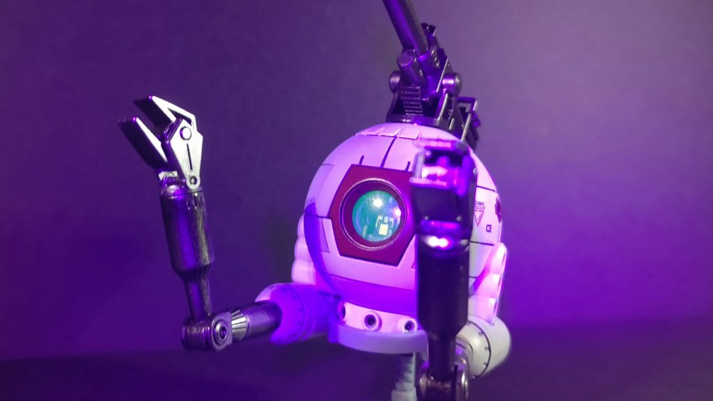 でも宇宙で運用するポッドだし、紫外線カットする塗装してるはず…という解釈で蛍光クリア塗り