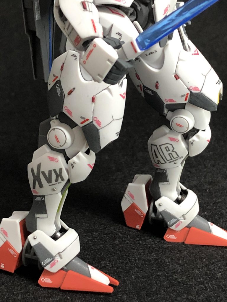 脚部逆側から。型式XVX、エアリアルの頭文字ARをデカールで貼りました。文字デカールは全てガンダムUCやZ用の余りを切り貼りしました。XはVを良い感じに切って繋げて作ってみたのですが、違和感なく仕上がり会心の出来だと思います。