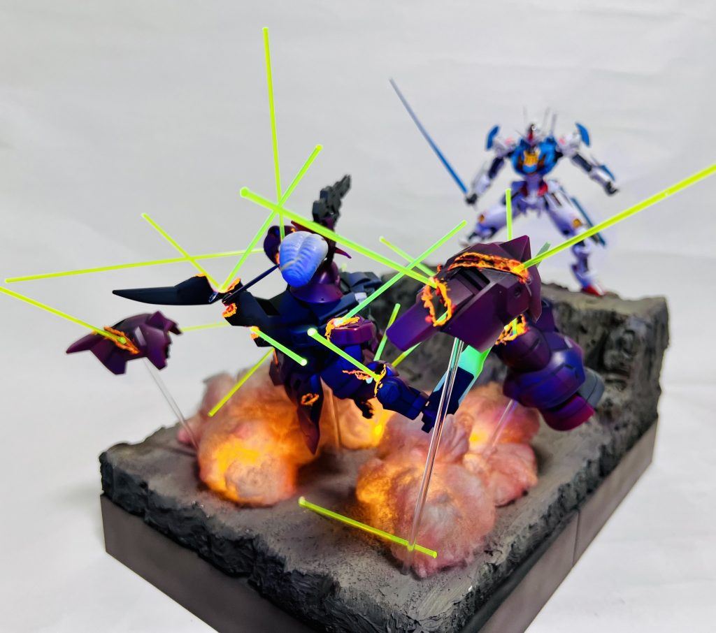 HG 1/144 機動戦士ガンダム 水星の魔女 ガンダムエアリアルVS ディランザ グエル専用機 塗装済み完成品 オリジナルLED発光ベース付き–2枚目/制作者：H4co Y
