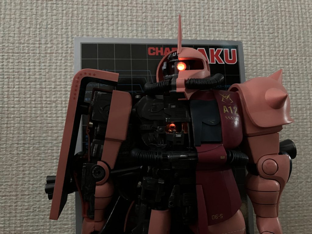 電飾のLED化も考えましたが、説明書通りムギ球を選択しました。子供の頃、ムギ球でモノアイを光らせた作例は憧れだったですね。暖かみのある燈がレトロでたまりません🤤少佐にはノーマルスーツを着てもらいました。