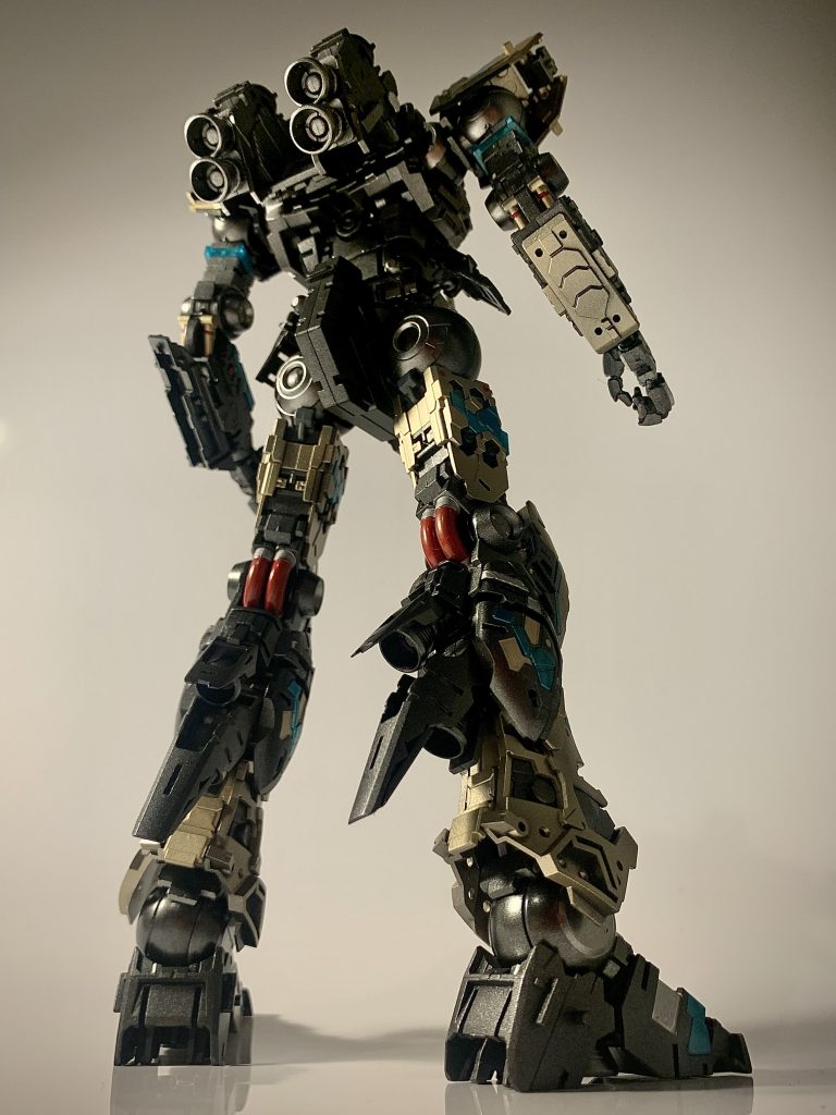 内部フレーム後ろから。長々とご覧下さりありがとうございました!製作頻度はお察しですがこれからもギラギラの内部フレームとグラデーション塗装の装甲の作品を製作していきますので趣味の合う方々、よろしくお願い致します!