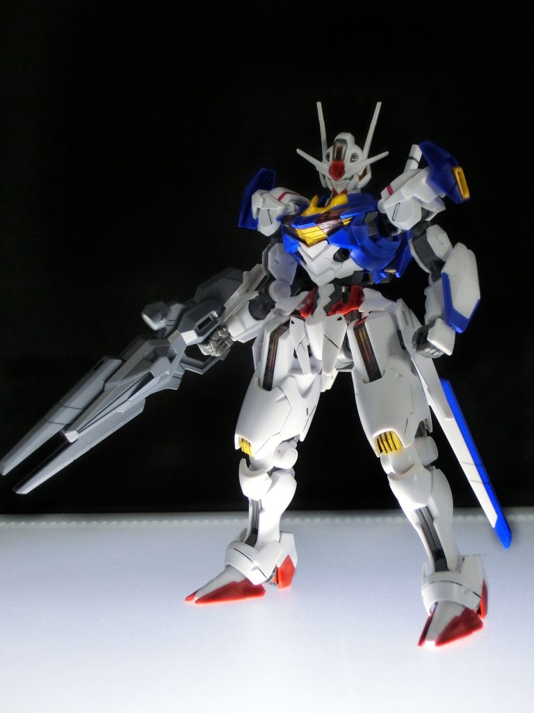 ライフルと一部の灰色もファレホのロンドングレーで塗装してグレーのパーツと差を作ってます分かりづらいですが、胸部下側のクリアパーツの下をメタリックレッドにしたかったので、シルバーとクリアレッドで塗装しております他にも脚部やエスカッシャンの要塗装部をそれっぽく塗装しております