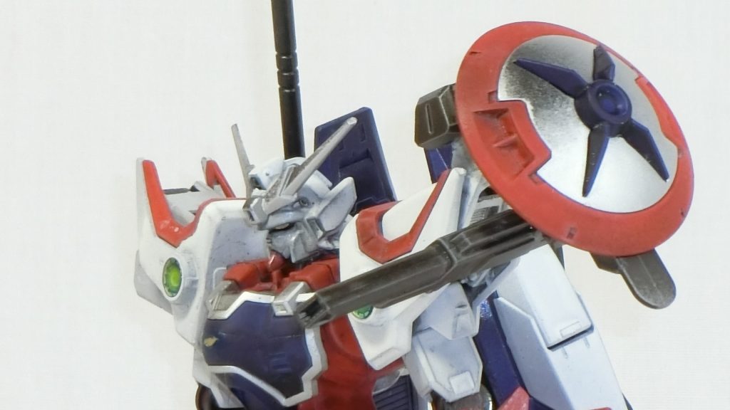 スコルピオン機動レールガン。バルカンやドラゴンハングファイヤーでは届かないレンジに対応。肩のシールドの角度を変えることもできる。