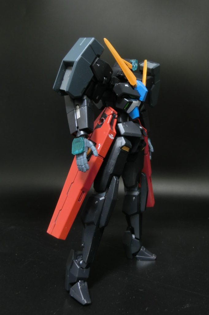 胸のガンダムフェイスのブレードアンテナは延長しています。長くしすぎて顔が隠れてしまった・・・
