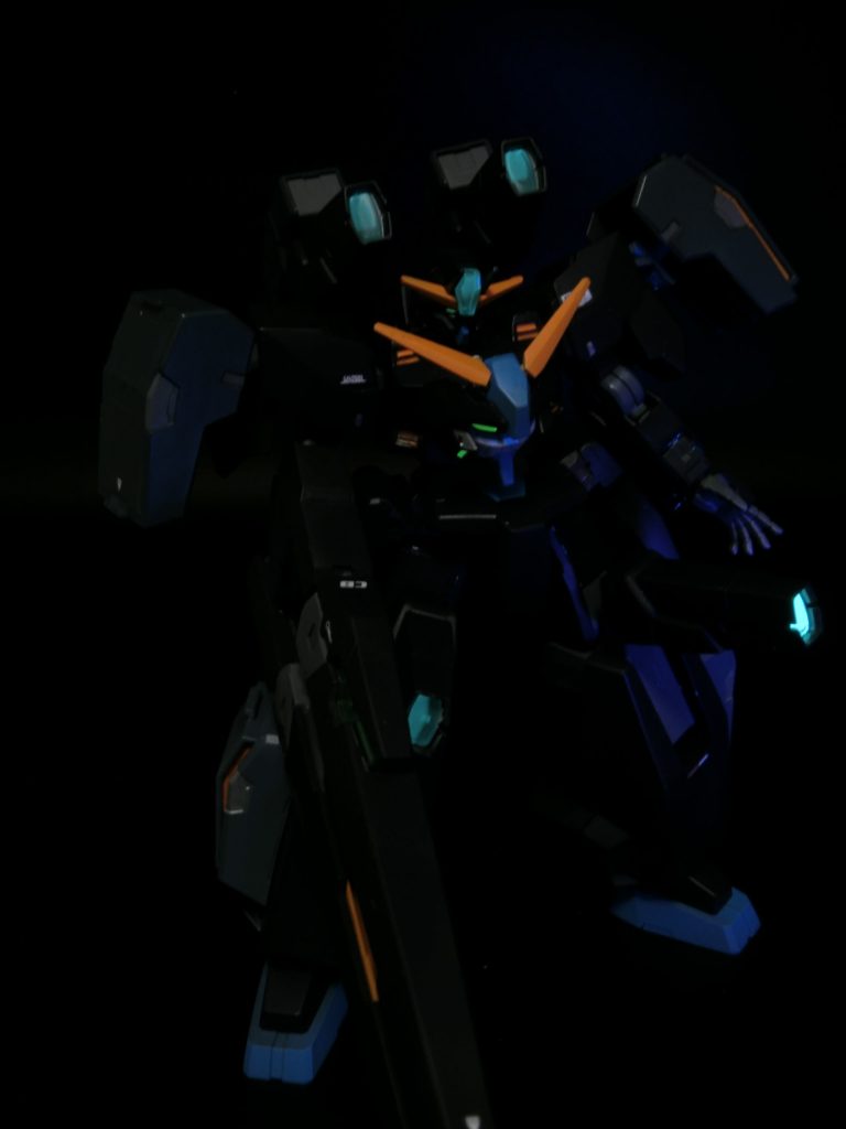 蛍光発光していますが、暗いですね。