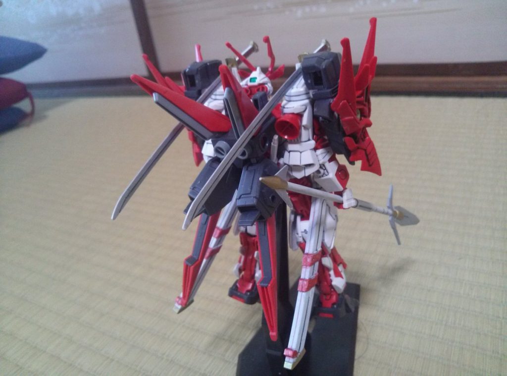 バックパックは鬼の面だと物足りなかったのでレッドフレームのフライトユニットに変更、翼は腕とぶつかるので外しました