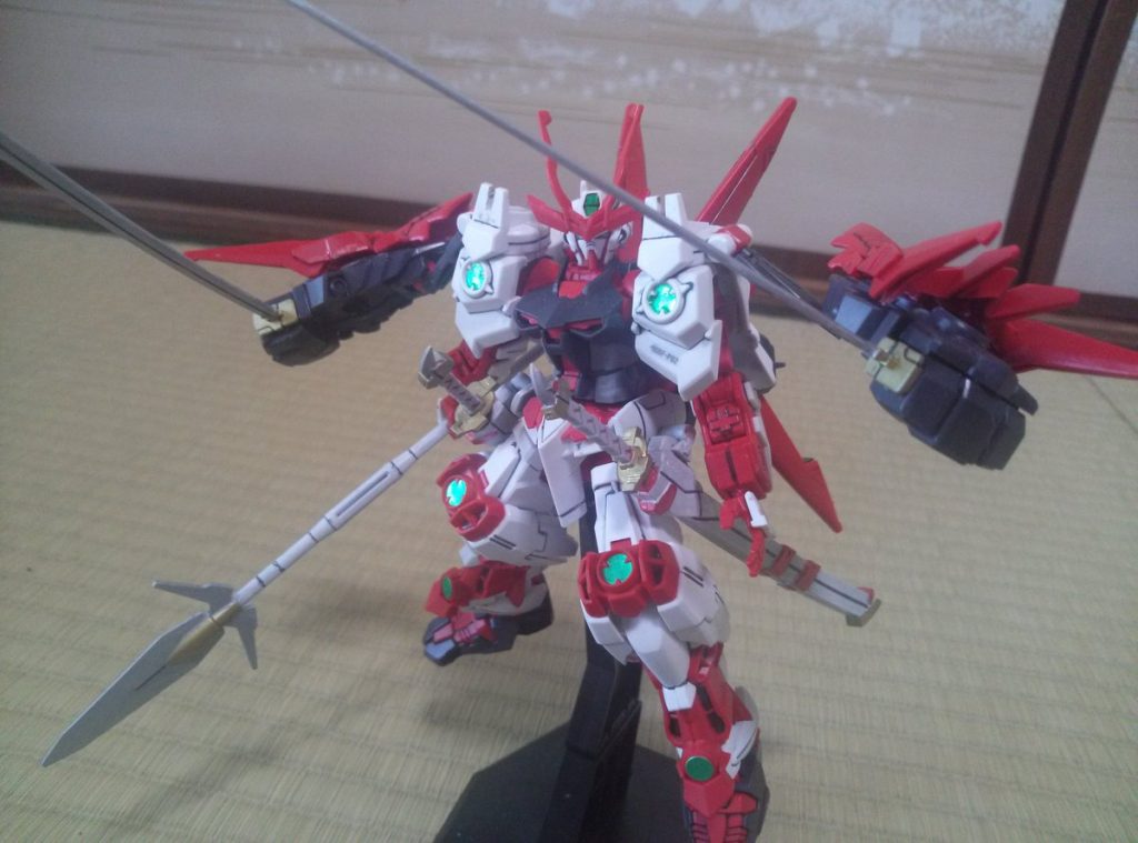 せっかく腕？が４本あるので、肩のサムライソードは肩鎧に用にしています。追加で本体に槍を持たせてます（名前を付けるならシヴァにちなんでトリシューラ？）