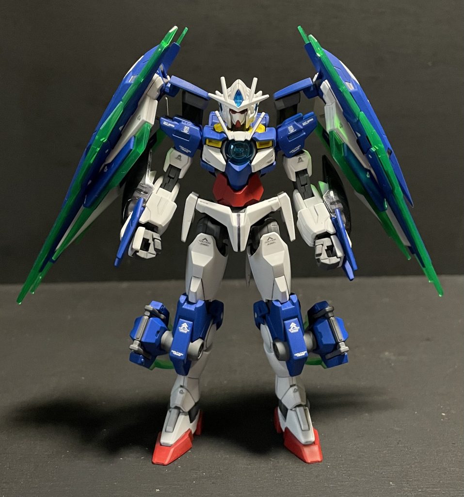 正面膝パーツはダブルオーガンダムセブンソードから移植。太ももの上部をちょっと切るだけでつけられたので簡単に加工できました。