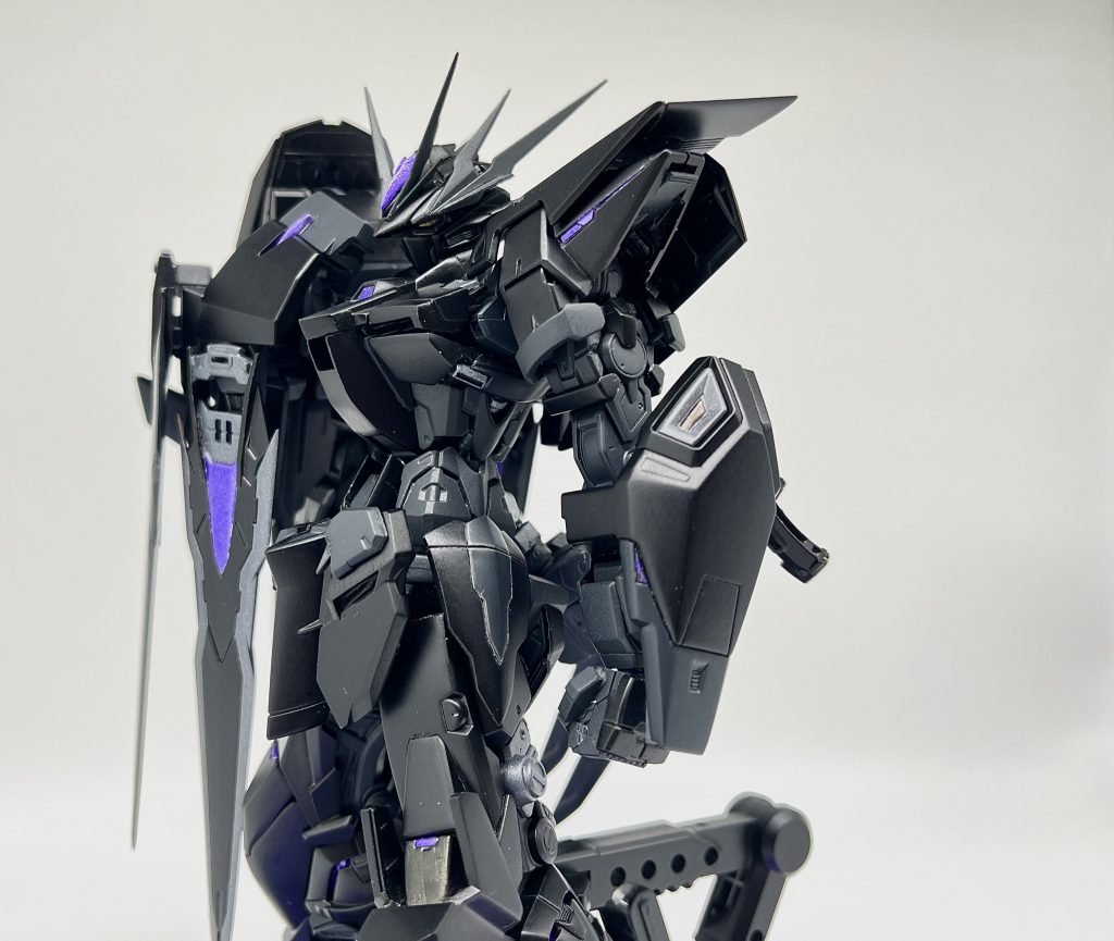 制作当初に決めたシャドウフレームの名前から黒いカラーリングにしてメリハリをつけるため外装の黒は半光沢、フレームはジャーマングレーを艶消しで表現 差し色に使ってみたかったメタリックパープルを加えました。