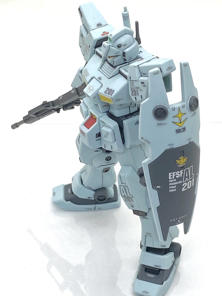 ランドセルのバーニア、アンテナ、ジム・ライフル先端以外の部分は(クレオス)Mr.カラーGXスーパースムースクリアーを吹き付けております。