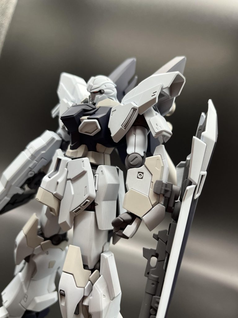 メインのホワイトカラーは淡いブルー系統にしたかったのでガイアノーツダンバインカラーのオーラペールブルーを塗ってみました