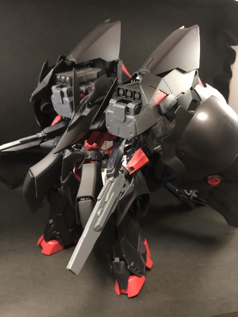 今回はスプレー、筆塗り、ガンダムマーカー、スーパークリア―などを使い塗装しました。稚拙ながらバインダーがつやっつやなので大満足。