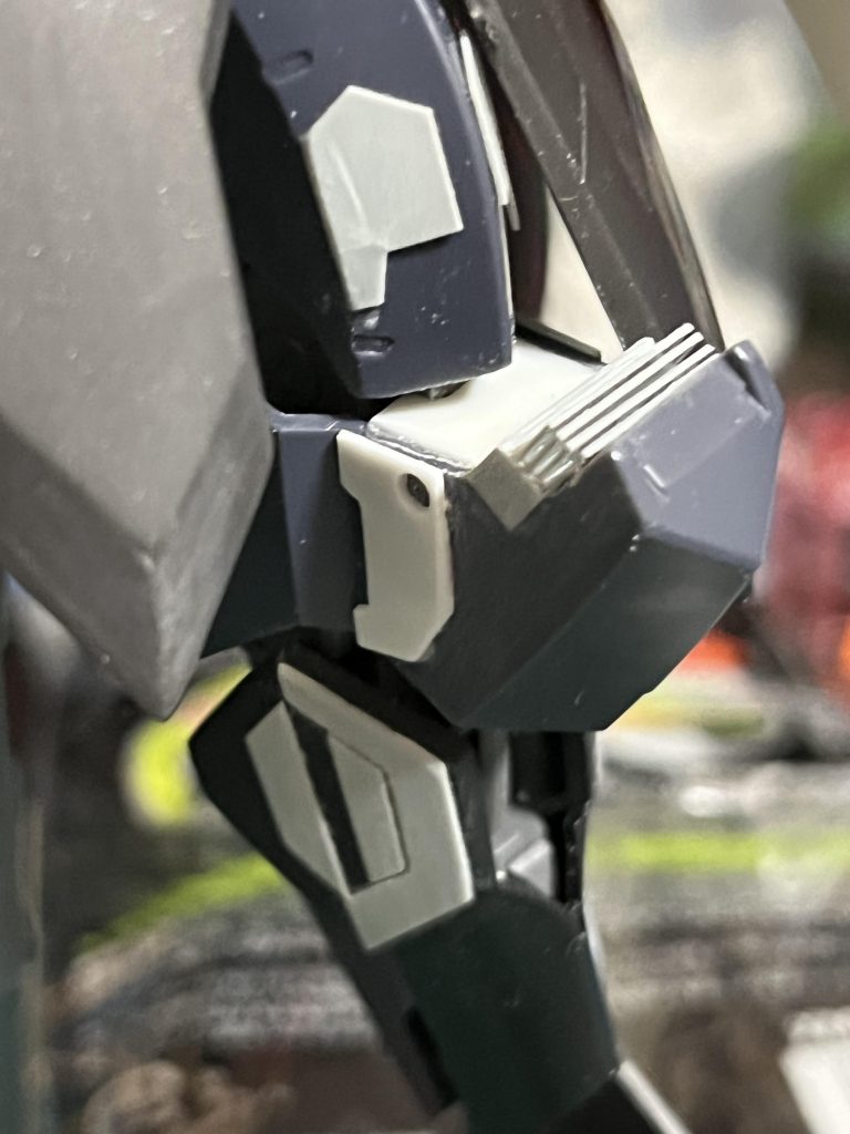 足回りです、腿と膝のアーマーを付ける位置を逆にして空いた隙間に制作したフィンモールドをついかして隙間を埋め腿にはディテール追加と形を5角形から6角形に変更しています