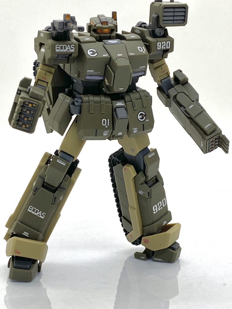 ミサイル・コンテナの先端はラッカーのオレンジを爪楊枝で塗り、その後にエナメルのジャーマングレーで塗りつぶし、模型用綿棒でミサイル部分だけ拭き取りました。シナンジュのエングレーブ塗装の応用です。