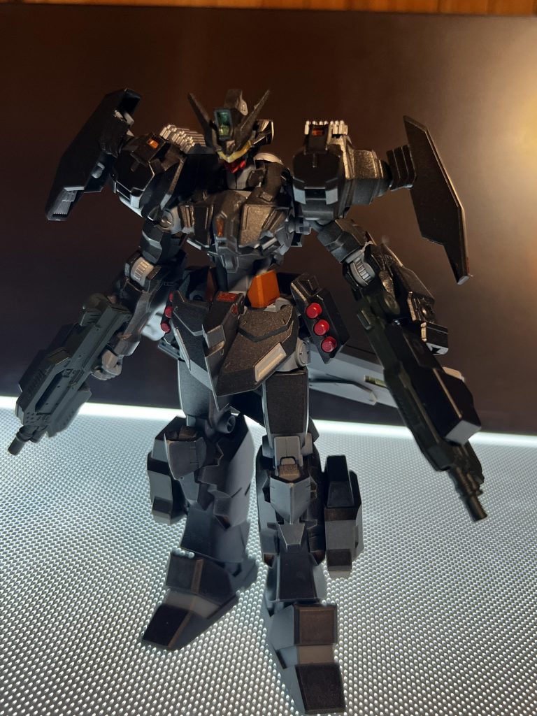 一応頭のパーツはアスタロトオリジンで上半身の基本的な骨組みは鉄血シリーズなんですがそれ以外は全く別の作品とかのパーツで構成されて原型の機体から大きくかけ離れたデザインになりました。個人的に一番最初に作ったテスタロッサ並みに魔改造できたと思います
