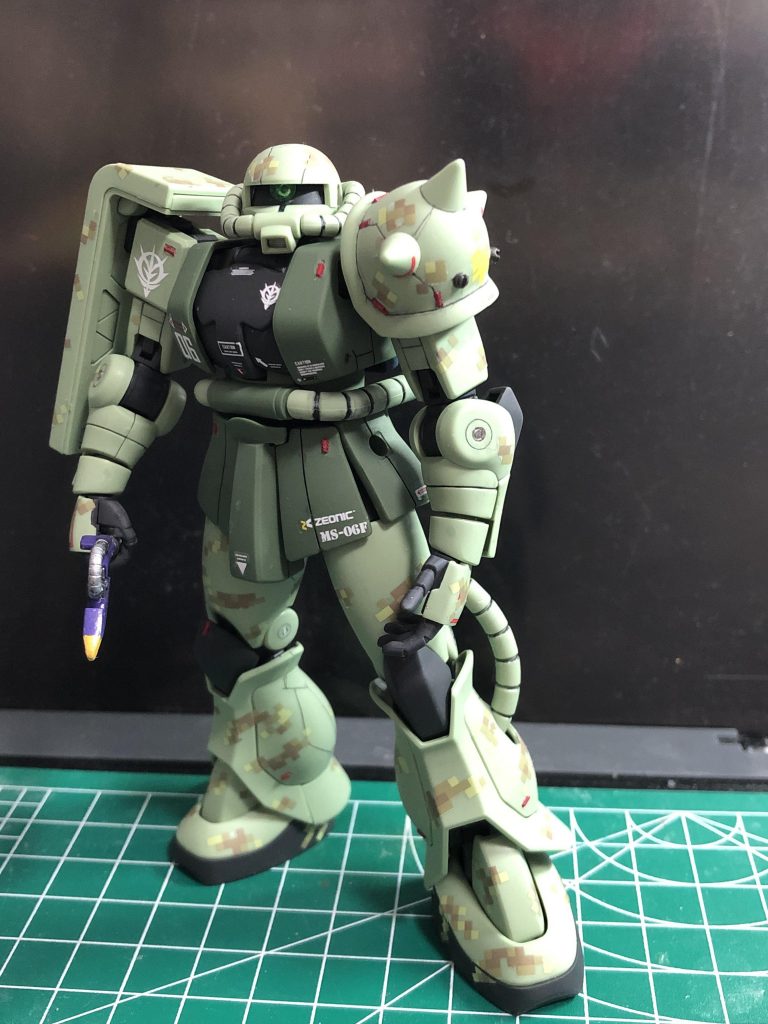 正面から。ライトグリーン部分にのみピクセル迷彩デカールを貼ってみました。濃いグリーン部分が少し寂しい感じがしますね。ウェザリングしたらもっと馴染むんでしょうか。関節部は金属パーツ、モノアイは100均のビーズの上にHアイズを接着しました。