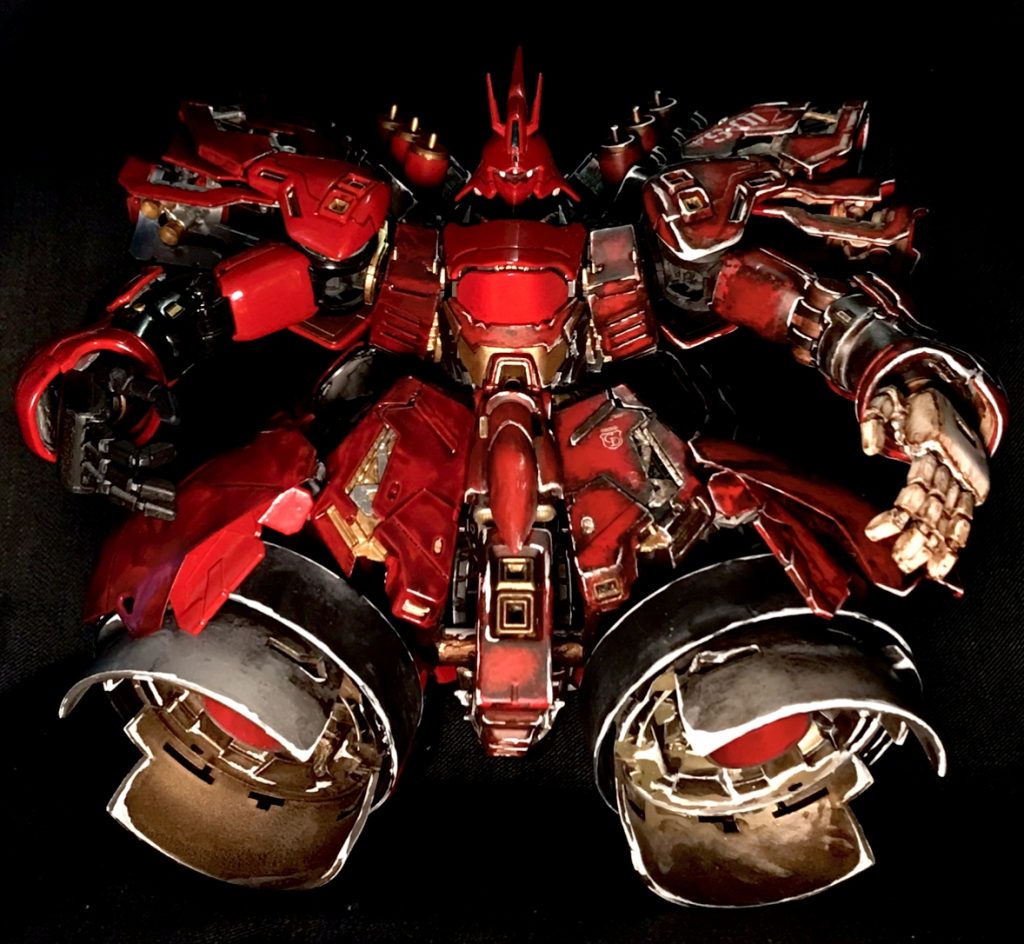 鳩モード正面 (いきなり黒バッグで)ハンドパーツはワンサイズ大きい方がシマリが出ると思いPGザクから拝借目は蛍光塗料でビコーンします。スカート部分はジオングの様に大型化せずに元のパーツを組み替えてやりたかったのでミニスカートになっています。逆にバーニアが目立ってよいかと。ミニスカートについては閉店してしまったアンナミラーズをリスペクトしております。笑