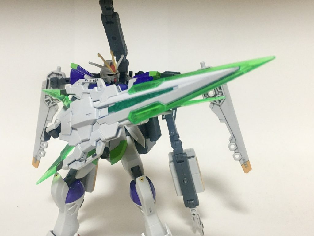 カラドボルグ・レーザーソード、ソードモード。1本の長剣と3本のナイフで構成される大剣。刃の部分にビームを定着させることで、目標を効率良く溶断する。また、刃の部分が広く、防御力も高い。