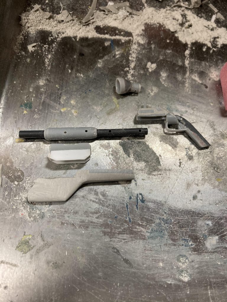 ビームライフルは気合いの五分割。これを軸にパテの盛り削りで作成しました…( ˙꒳˙ )