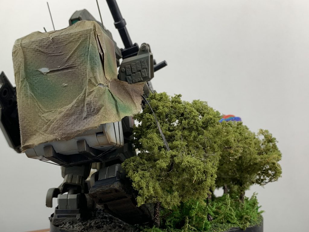 カモフラージュネットはペーパーナプキンを塗装して貼り付けました。